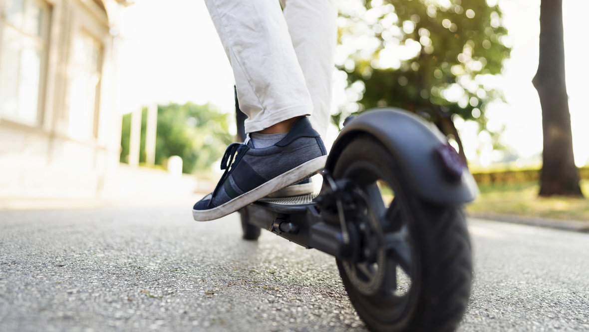 Мужчина на электросамокате