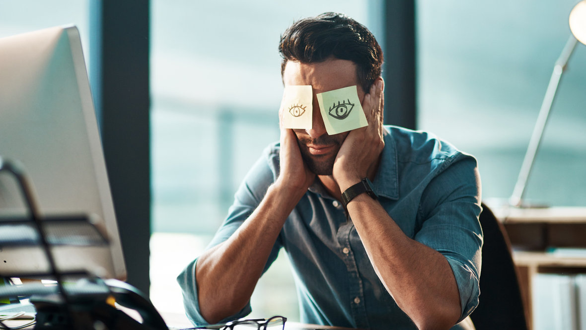 Мужчина спит на работе