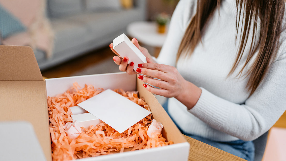 Девушка смотрит на косметику