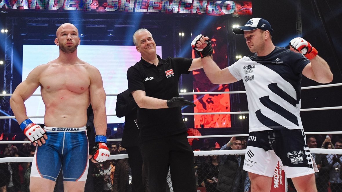 Александр Шлеменко (справа) после победы над Брэндоном Хэлси.