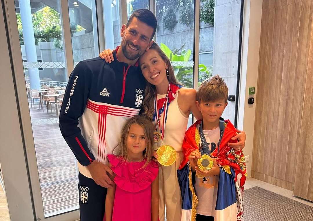 Новак Джокович с женой и детьми.