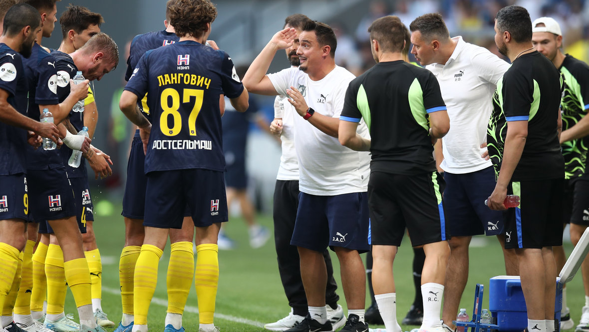 Футболисты «Ростова» и главный тренер команды Джонатан Альба.