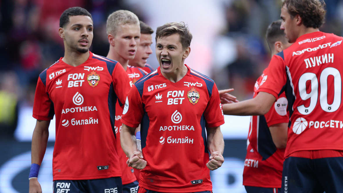 Полузащитник ЦСКА Иван Обляков (в центре).