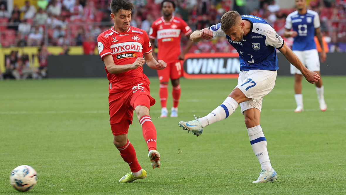 Футболист «Балтики» Владислав Саусь (справа) в матче со «Спартаком».