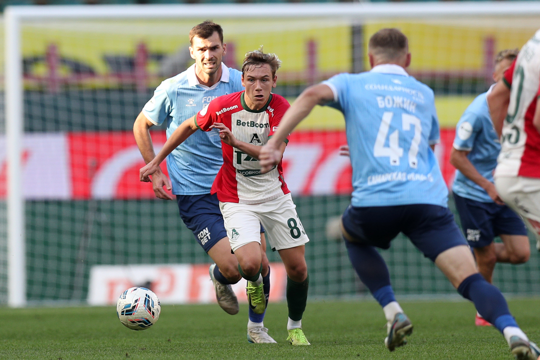 Полузащитник «Локомотива» Алексей Батраков (в центре) в матче с «Крыльями Советов».