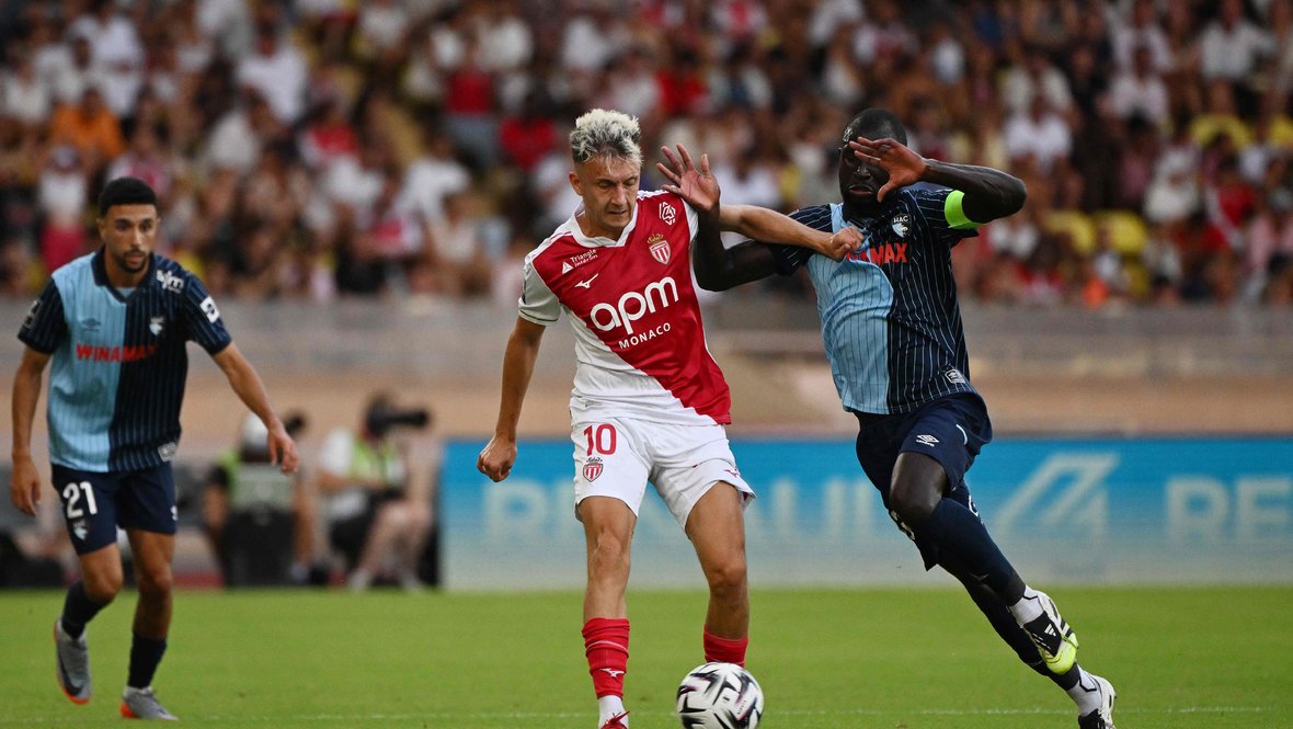 Полузащитник «Монако» Александр Головин (с мячом) в матче с «Гавром».