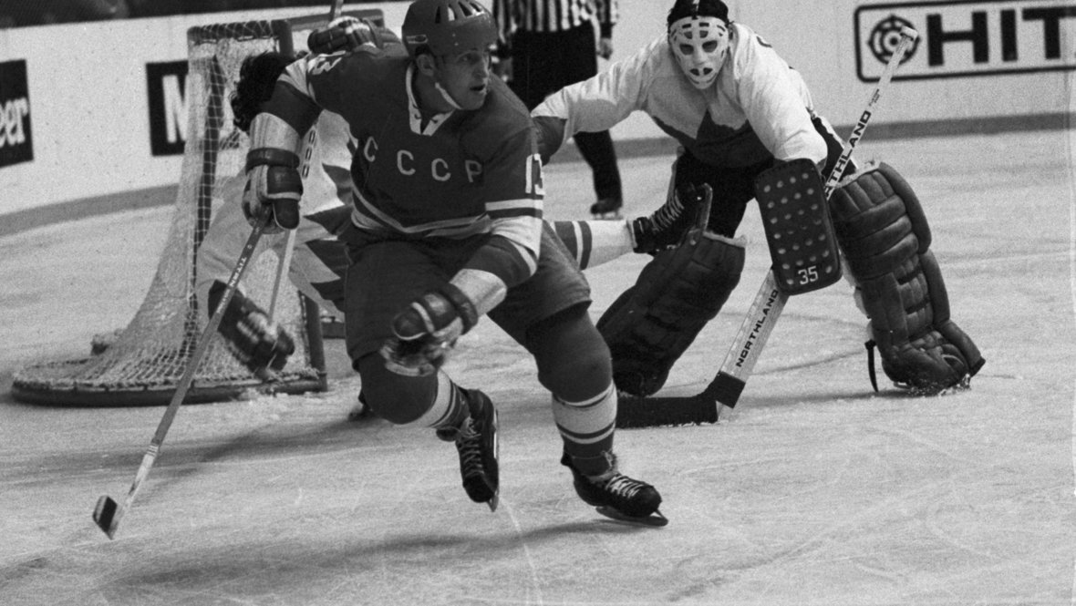 Нападающий сборной СССР Борис Михайлов у ворот сборной Канады.