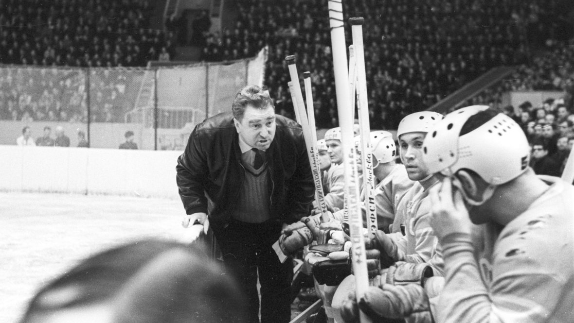 Анатолий Тарасов и хоккеисты сборной СССР.