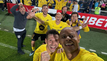 Ари вместе с Федором Смоловым и другими игроками «Броук Бойз» празднует гол в ворота «Сатурна».