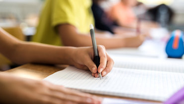 Невролог объяснила, нужно ли переучивать ребенка-левшу