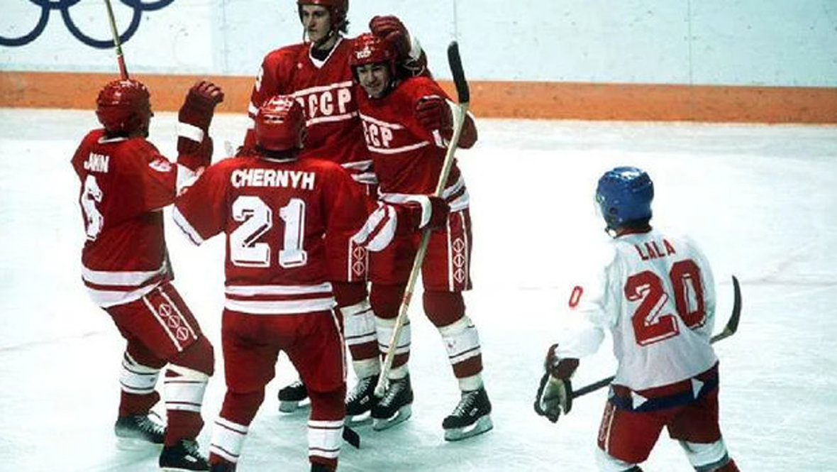 Александр Черных празднует заброшенную шайбу с партнерами по сборной.