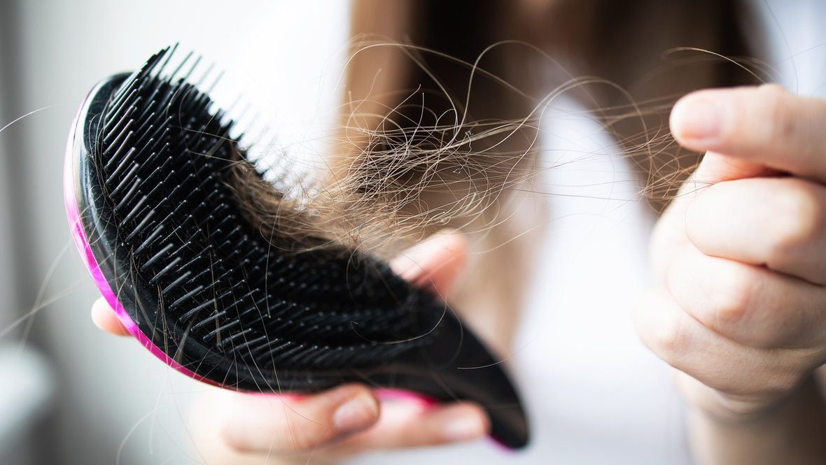 Волосы на расческе