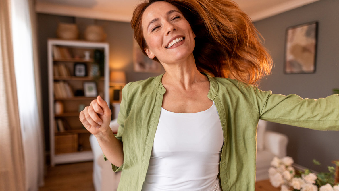 Женщина радуется