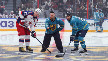 Niletto (в центре) на символическом вбрасывании.