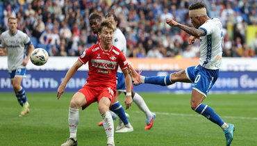 Полузащитник «Динамо» Бителло забивает гол в ворота «Спартака».