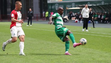 Нападающий «Ахмата» Эгаш Касинтура (с мячом) и полузащитник «Локомотива» Дмитрий Баринов.