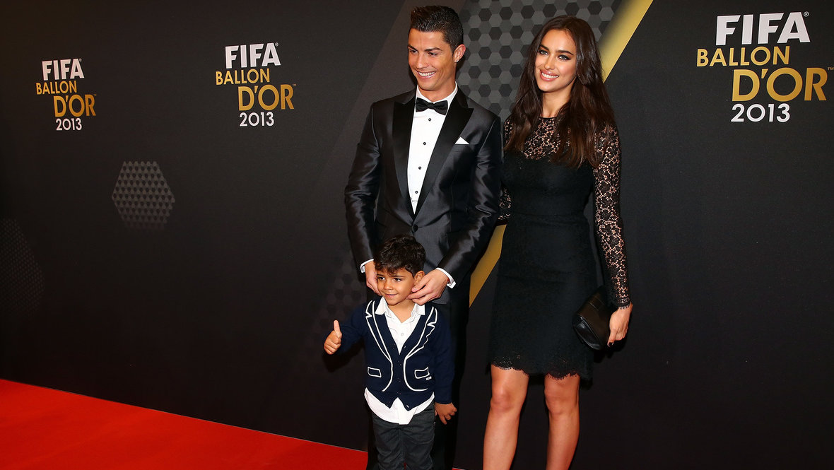 Криштиану Роналду с Ириной Шейк и Криштиану Роналду-младшим.