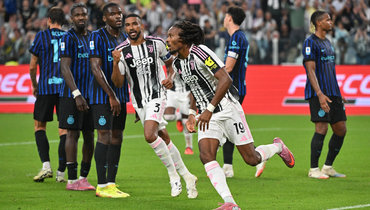 Полузащитник «Ювентуса» Кефрен Тюрам празднует гол в ворота «Интера».