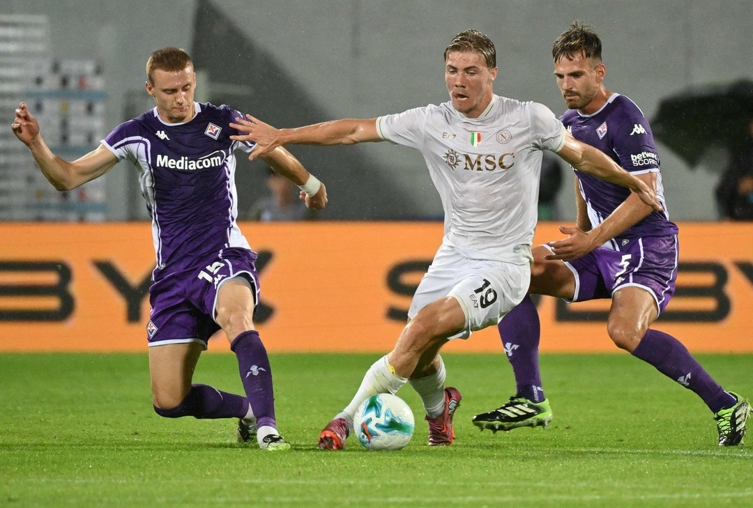 Нападающий «Наполи» Расмус Хейлунн (с мячом) в матче против «Фиорентины».