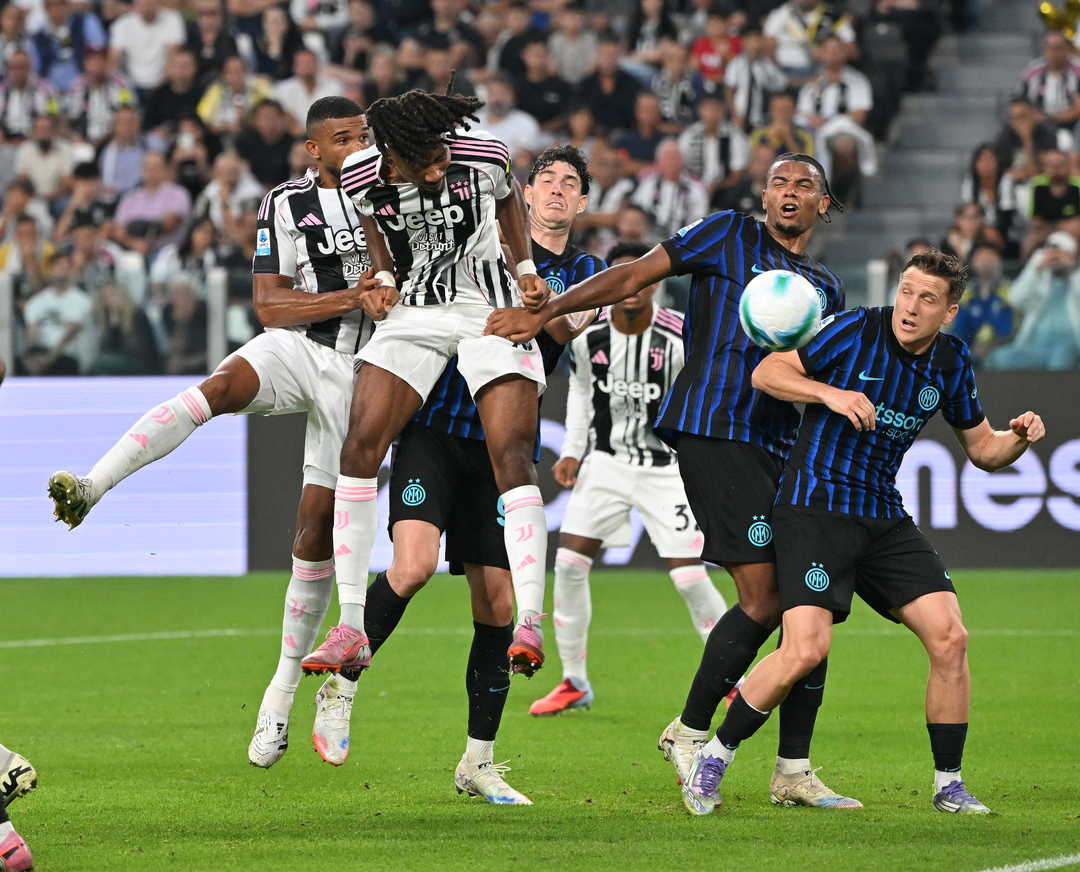 Полузащитник «Ювентуса» Кефрен Тюрам забивает гол в ворота «Интера».