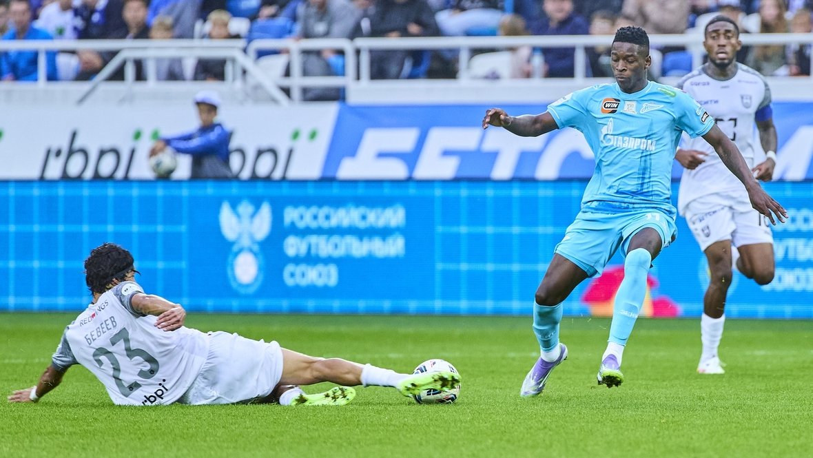 Защитник «Балтики» Мингиян Бевеев (слева) и нападающий «Зенита» Луис Энрике.