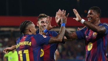 Рафинья празднует победу вместе с Фермино Лопесом и Маркусом Рэшфордом.