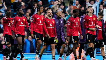 Футболисты «Манчестер Юнайтед» покидают поле после поражения.