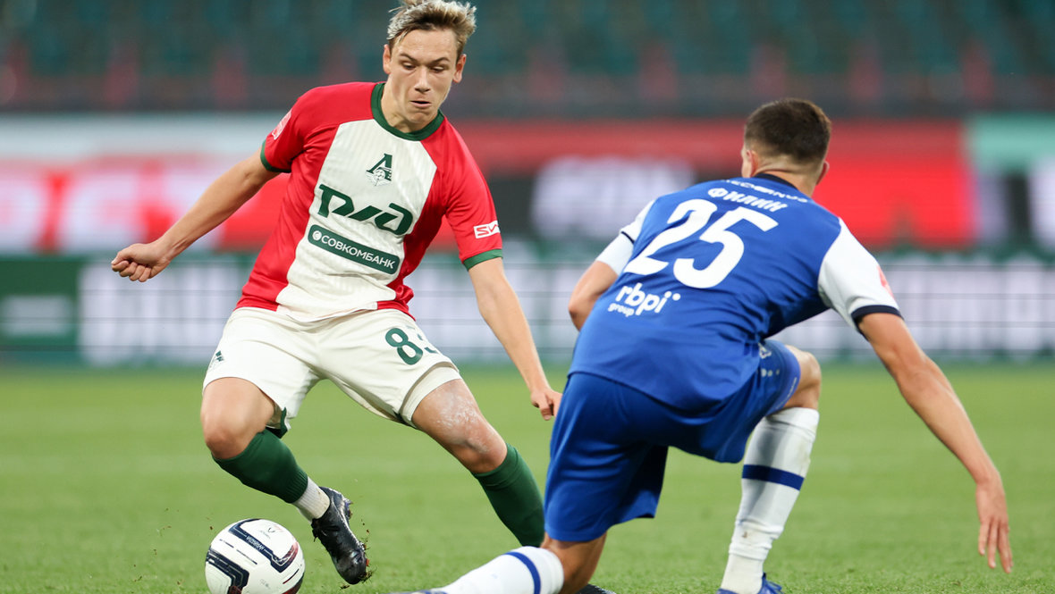 Алексей Батраков (слева) в матче 2-го тура Кубка России между командами «Локомотив» и «Балтика».