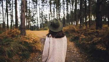 Стилист рассказала, какие шляпы будут в тренде осенью 2025