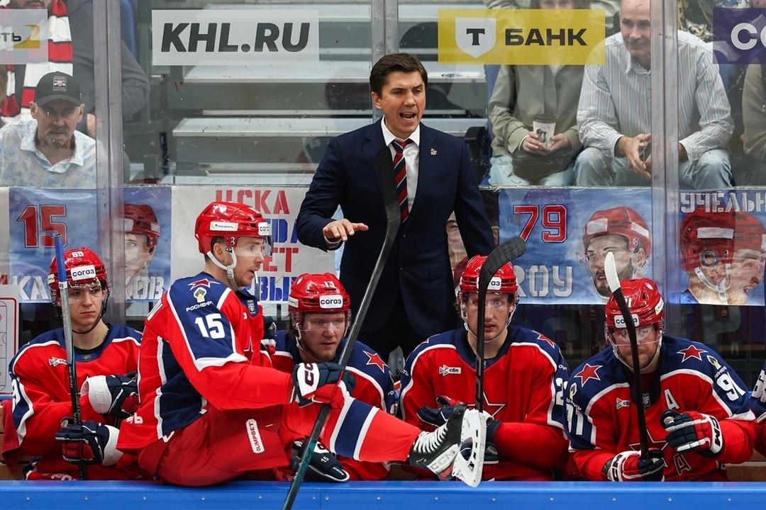 Хоккеисты ЦСКА и главный тренер команды Игорь Никитин.
