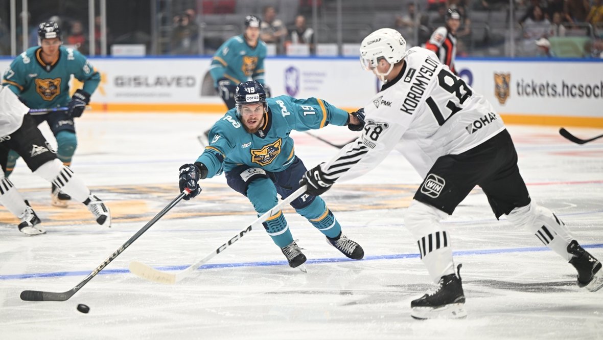 Нападающий «Сочи» Даниил Авершин (в центре) в матче против «Трактора».