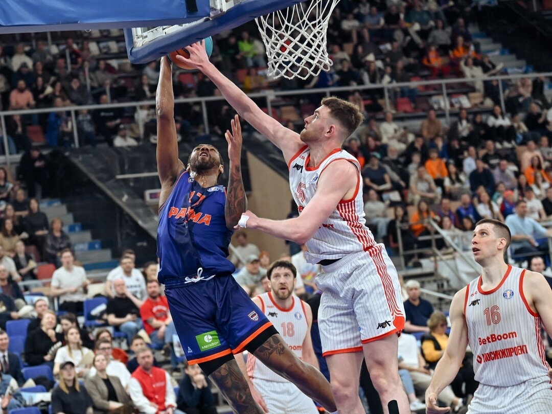 Экс-баскетболист «Пармы» Ройс Хэмм атакует в матче с МБА.