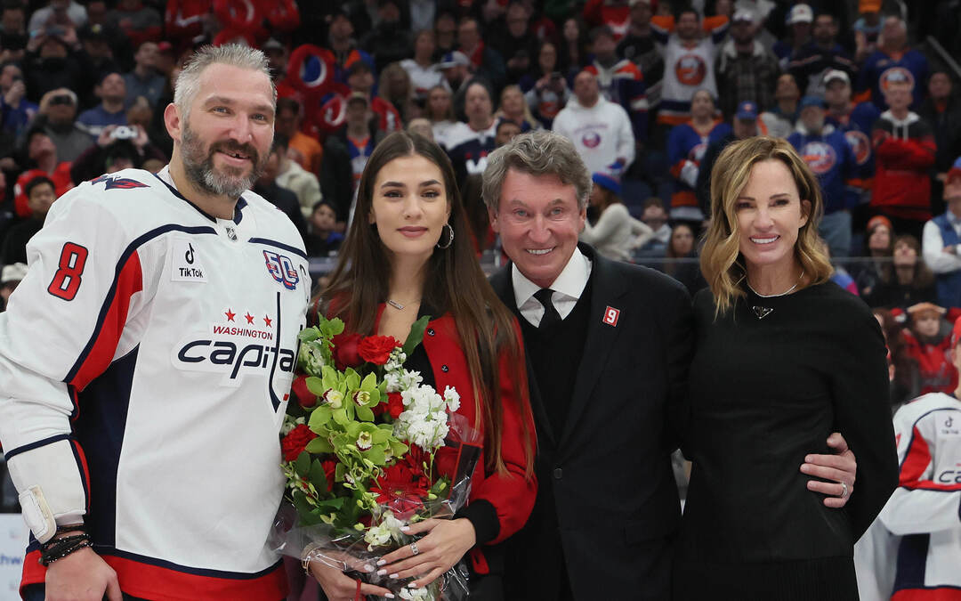 Александр Овечкин с женой Настасией и Уэйн Гретцки с супругой Джанет.