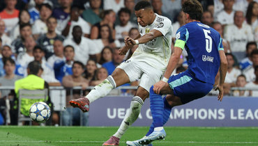 Килиан Мбаппе бьет по воротам «Марселя».