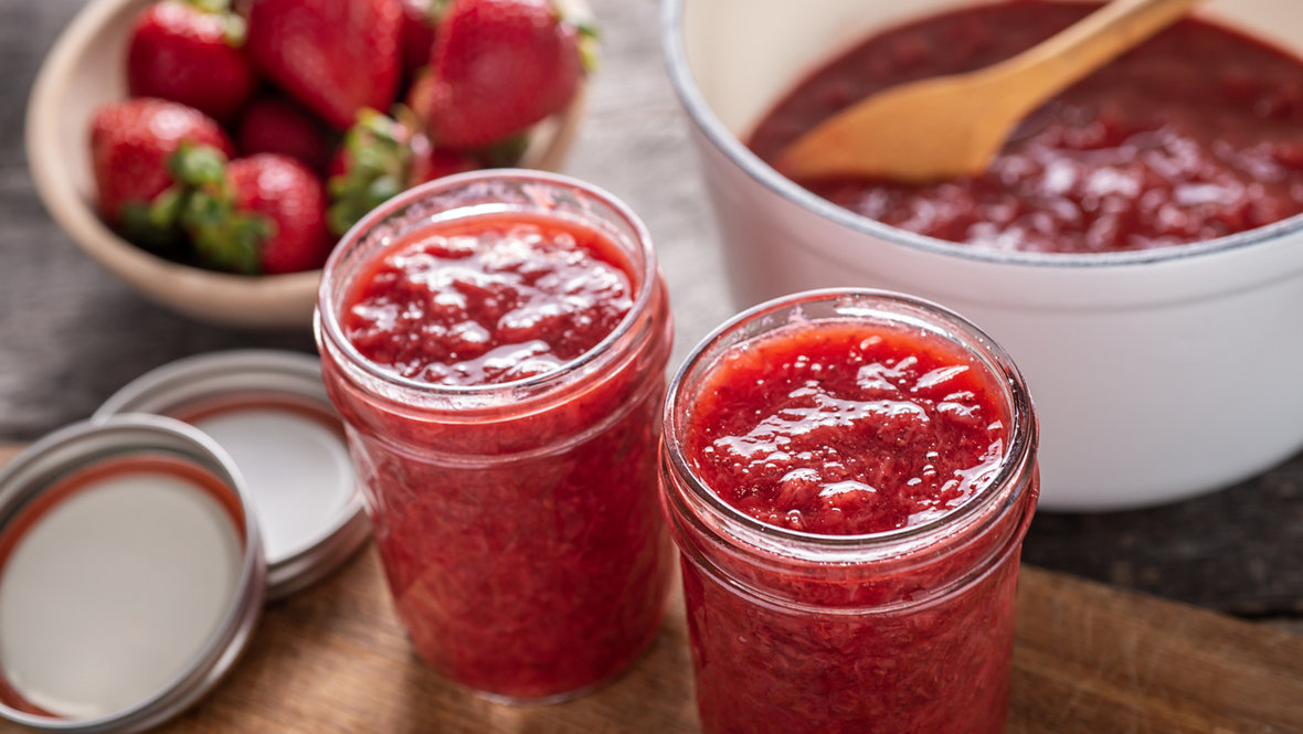 Банки с клубничным джемом.