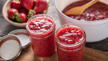 Банки с клубничным джемом.