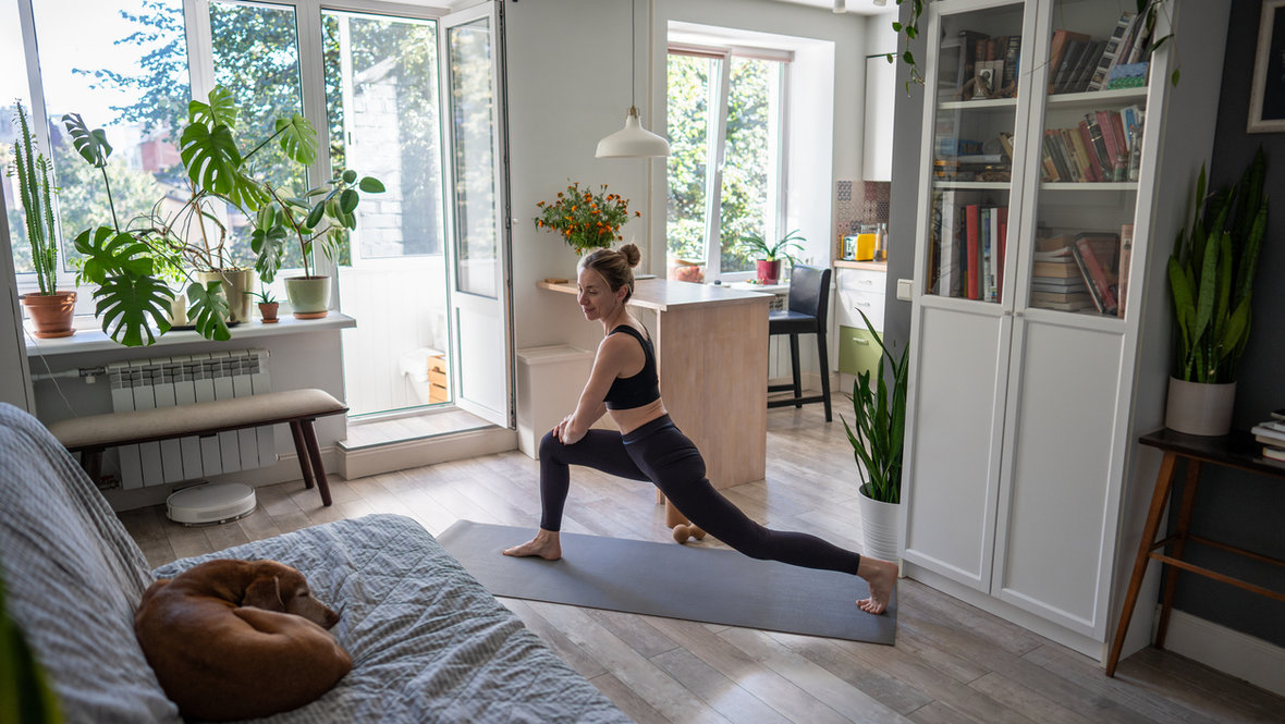 Девушка делает выпады