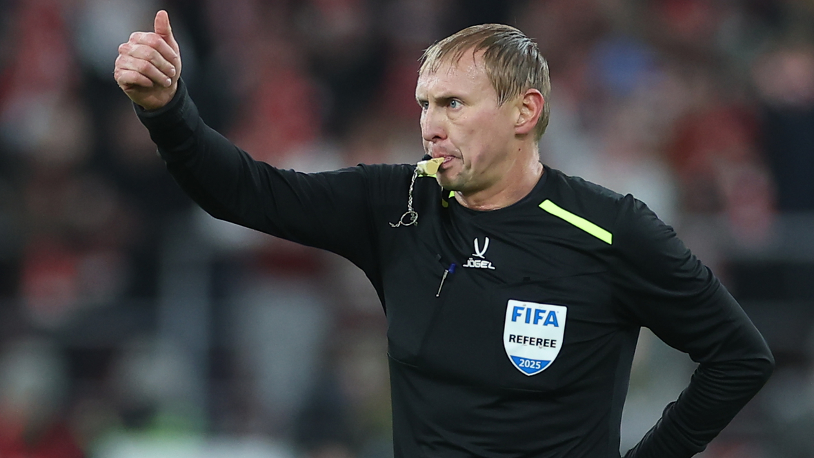 Судья Сергей Иванов.