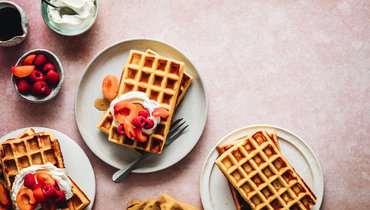 Домашние вафли с клубникой и малиной
