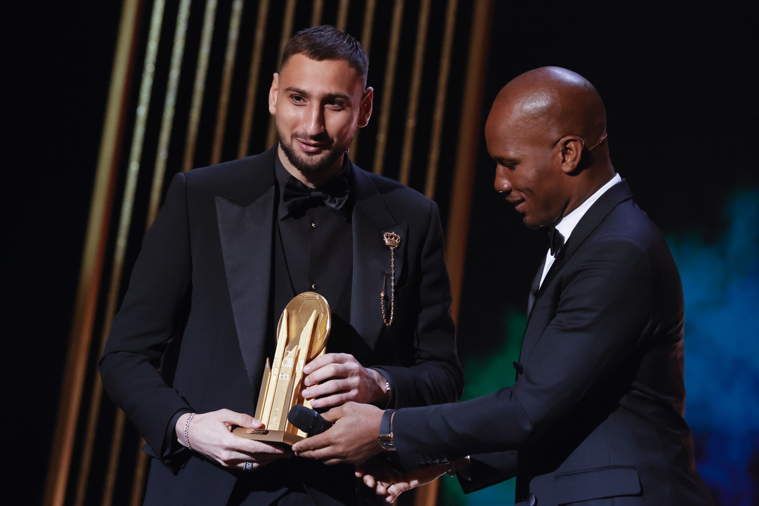 Джанлуиджи Доннарумма и Дидье Дрогба с трофеем имени Льва Яшина.