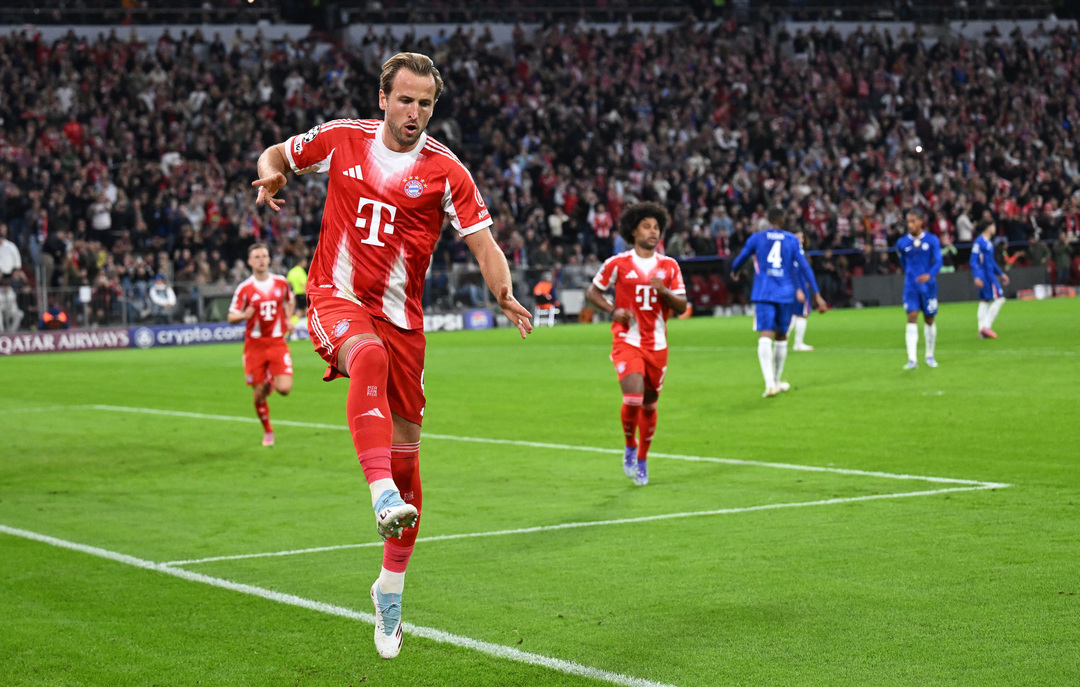 Нападающий «Баварии» Харри Кейн празднует дубль в ворота «Челси».