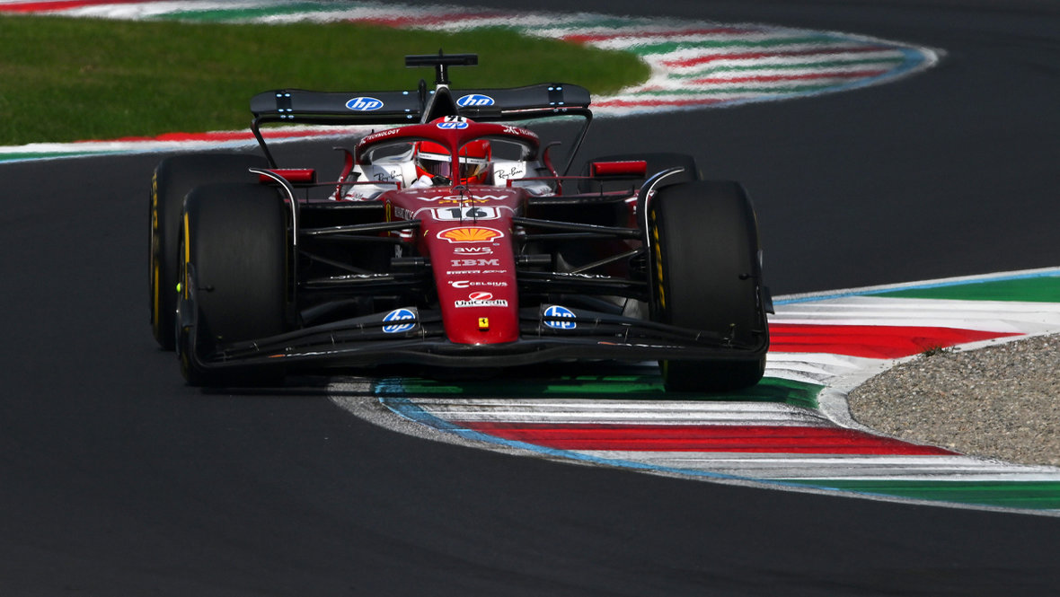 Шарль Леклер за рулём Ferrari SF-25.