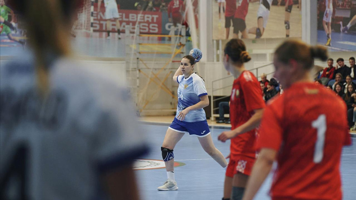 Алина Загороднева (в центре).