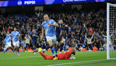 Эрлин Холанн радуется голу в ворота «Наполи».