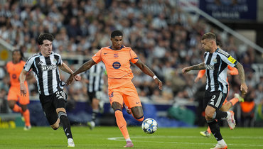 Маркус Рэшфорд (в центре) в матче «Ньюкасл» — «Барселона» (1:2).