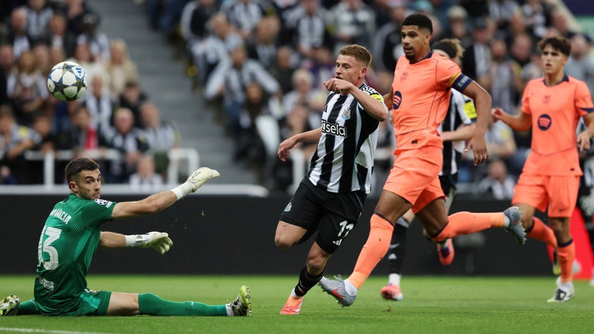 Харви Барнс бьет по воротам «Барселоны».