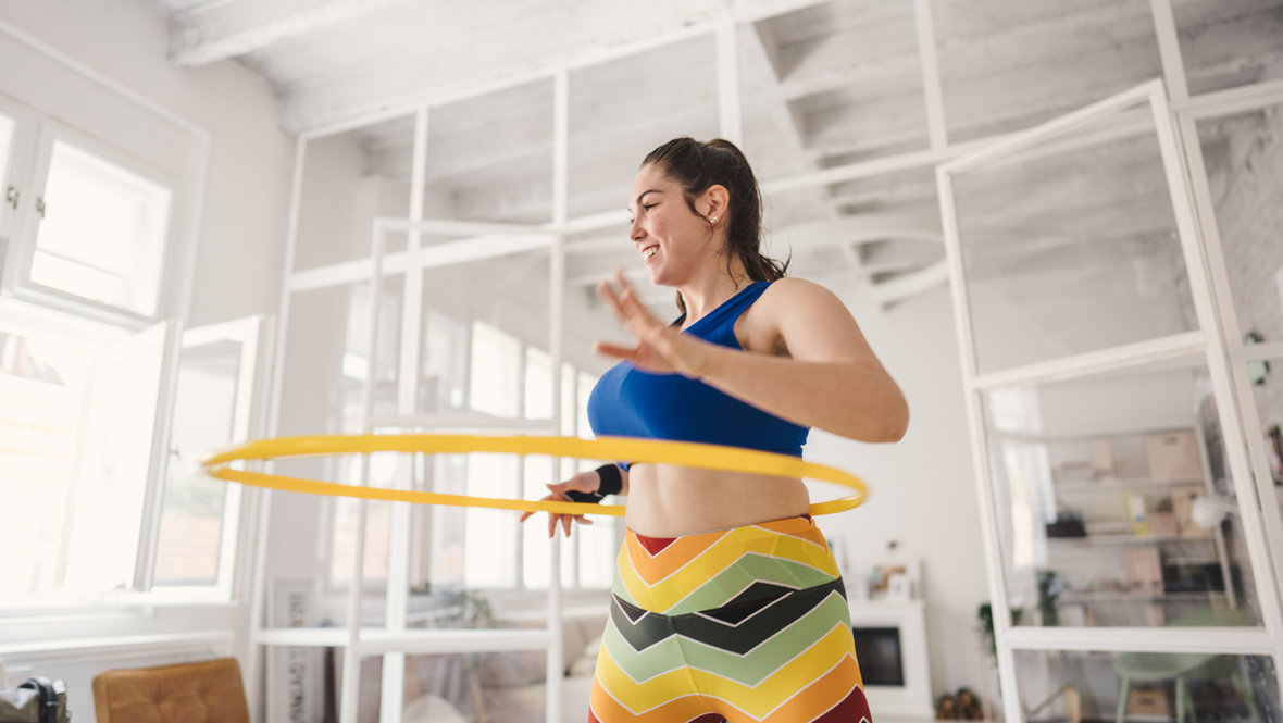 Девушка крутит обруч