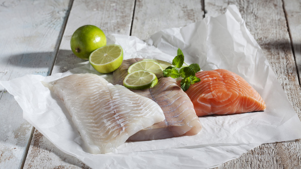 Разная рыба на столе