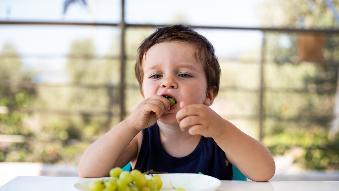 Малыш ест виноград