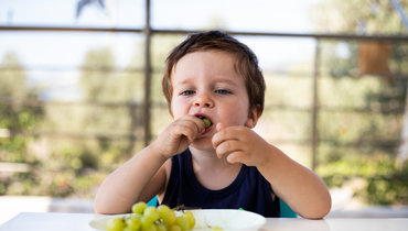 Врач ответила, какие продукты опасны для детей до трех лет